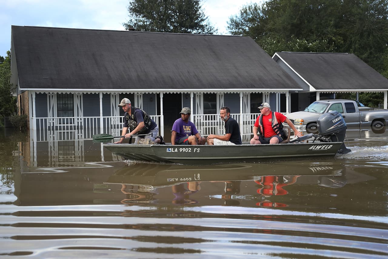 Un bote navega por las calles de Baton Rouge.