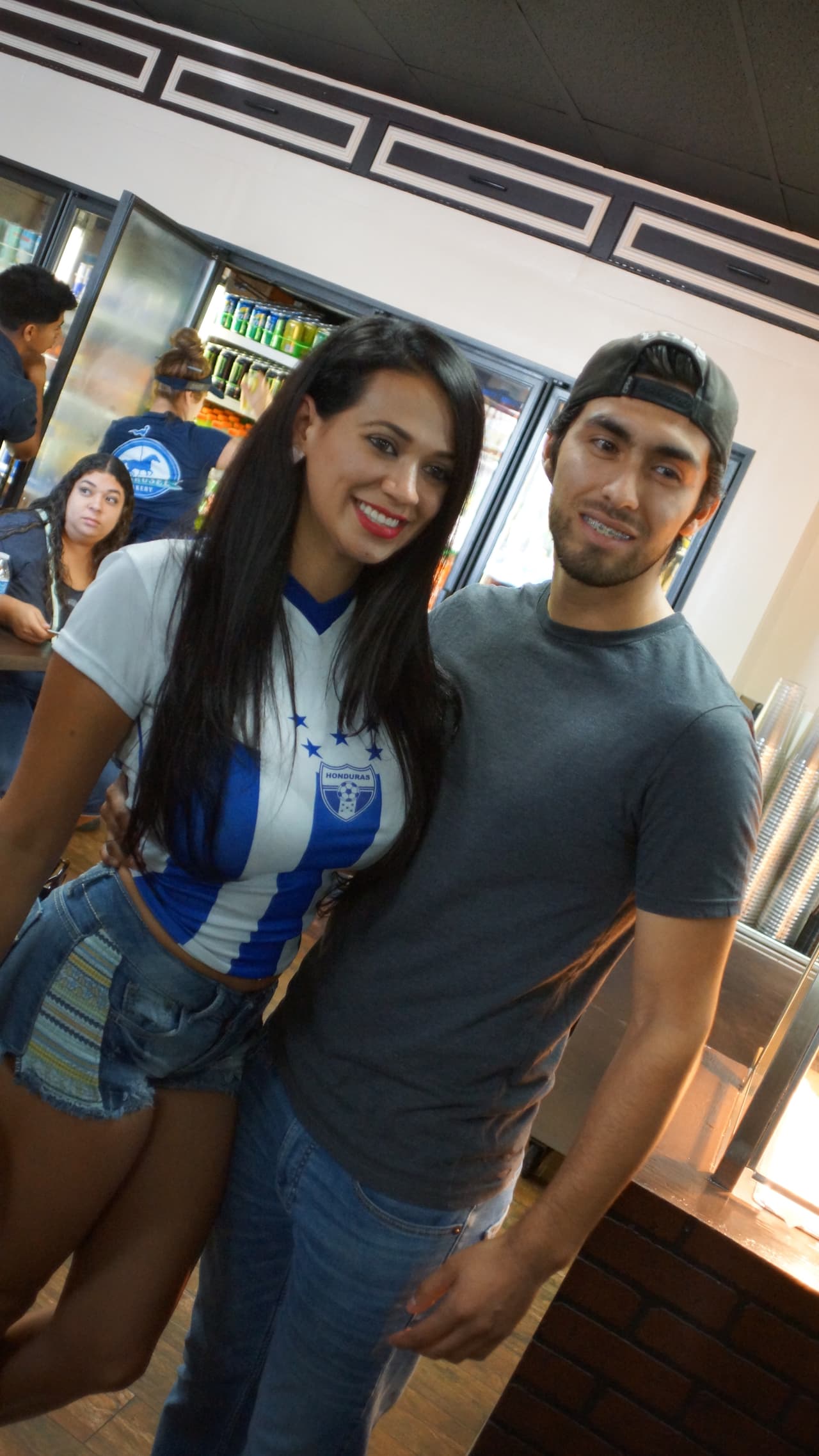 La hondureña confía en que su selección le gane a México y en un próximo partido, y no tiene problema con seguir pagando apuestas hasta lograr que El Feo y El Pelón sean los que paguen el siguiente reto.