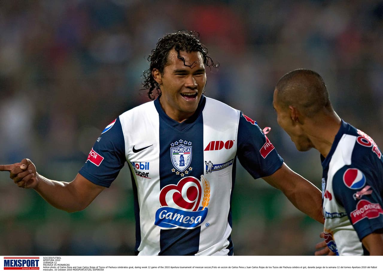 Carlos Alberto Peña o “Gullit” Peña como todos lo conocen comenzó su carrera futbolística en las inferiores del Club Pachuca. Logró debutar con el primer equipo el 14 de abril de 2010 3n un partido frente a Cruz Azul en el Estadio Azul.