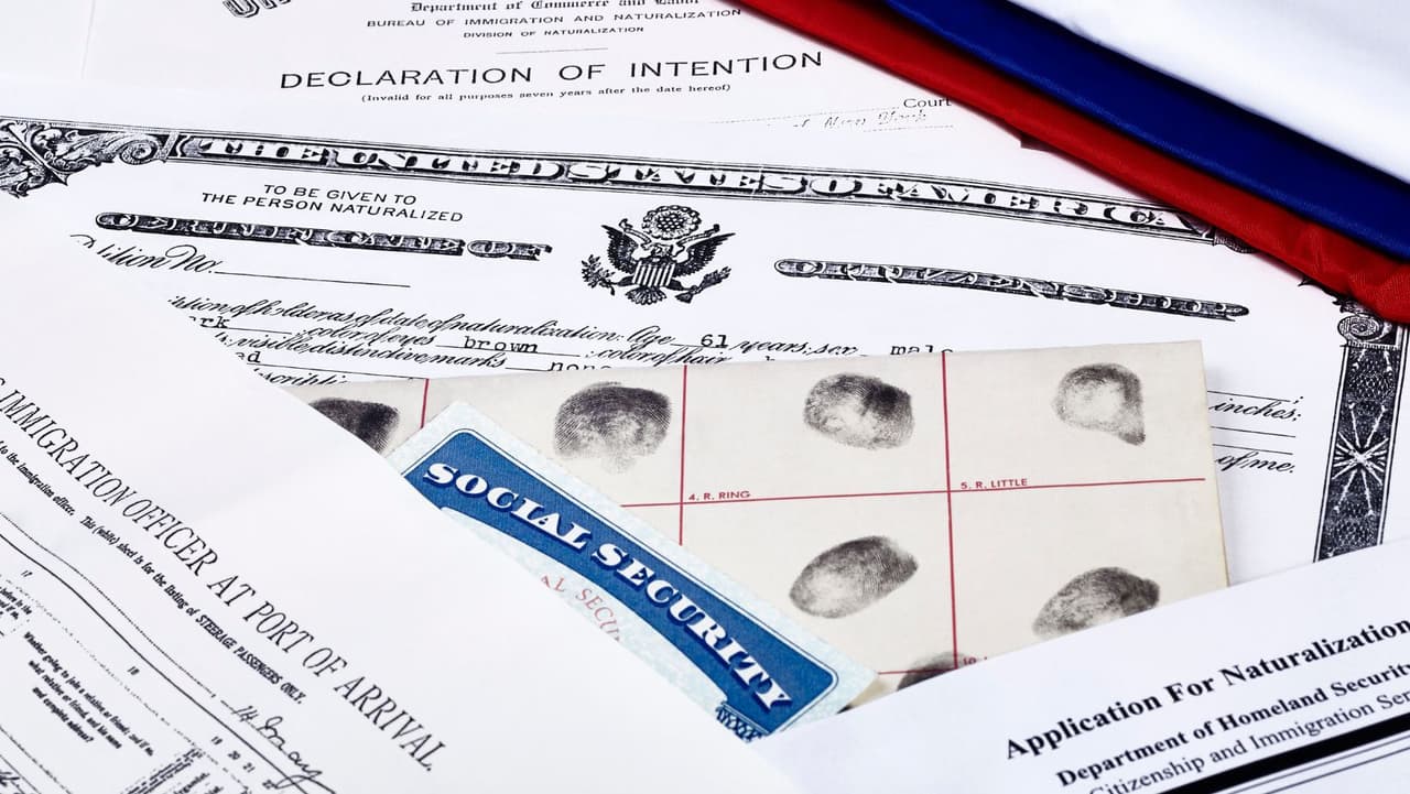 Si bien la inmigración no se encuentra entre los cinco temas principales, los votantes latinos creen firmemente que los líderes en Washington deberían proporcionar un camino hacia la ciudadanía o, en ausencia de una acción del Congreso, el presidente debería tomar una acción ejecutiva.