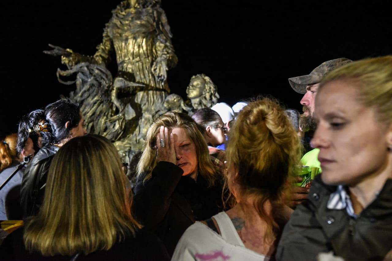 La intersección donde ocurrió el siniestro
<a href="https://www.univision.com/nueva-york/wxtv/noticias/accidentes/en-graficos-claves-para-entender-por-que-fue-tan-letal-el-accidente-de-la-limusina">fue rediseñada en 2008 debido a un accidente</a>. La limusina pasó sin parar un cruce en forme de T, atravezó la vía transversal, chocó con un auto estacionado y siguió hacia el bosque
<b>. </b>Los otros dos fallecidos eran peatones.