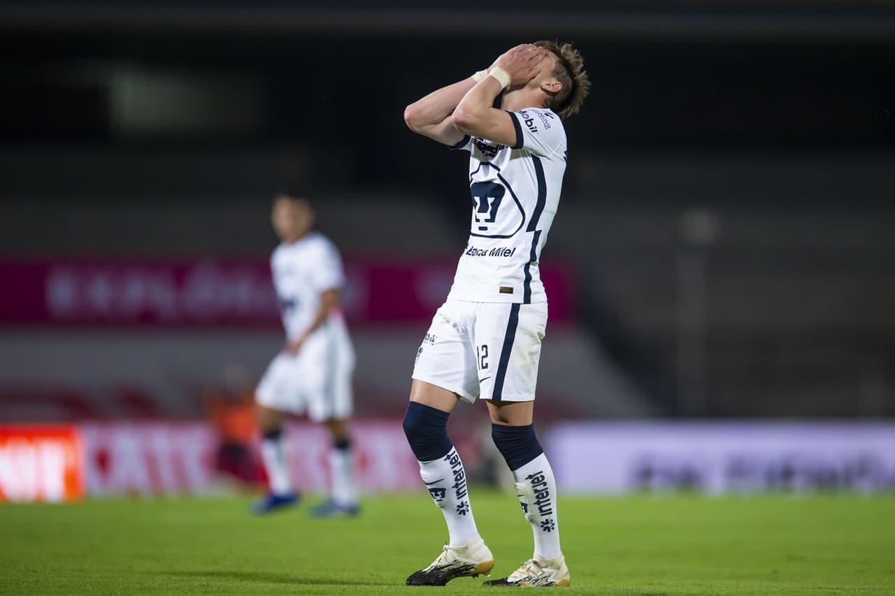 Ya en la segunda mitad, los Pumas se iban al frente; Chivas aprovechaba los espacios que se generaban.