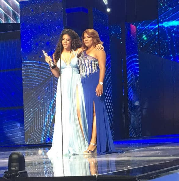 Acompañada de su madre, Doña Divina, nuestra Francisca Lachapel subió a recibir este reconocimiento.