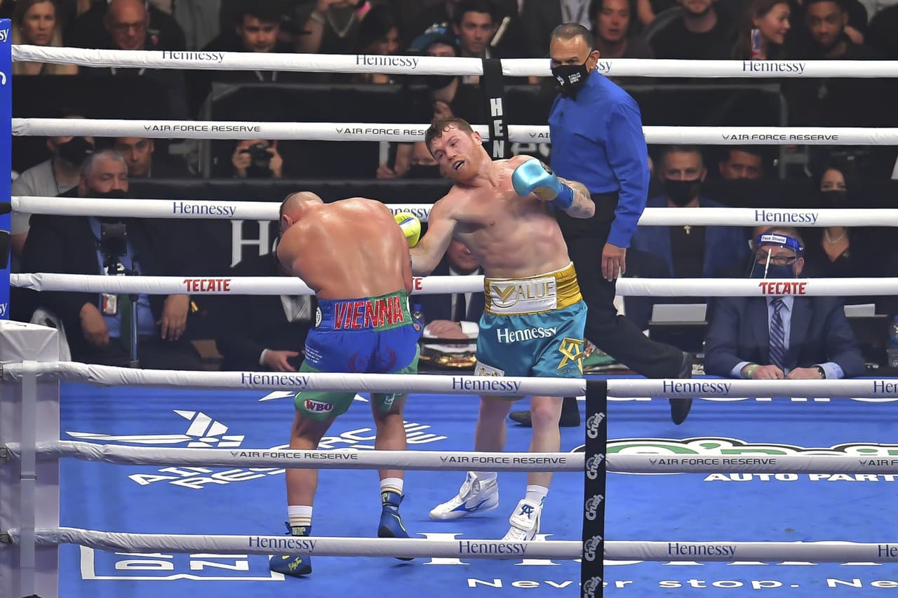 Saúl 'Canelo' Álvarez le dio una tunda al peleador británico, le cerró por completo un ojo y provocó que ya no saliera al noveno round después del castigo que recibió en 8 asaltos dominados por el mexicano.