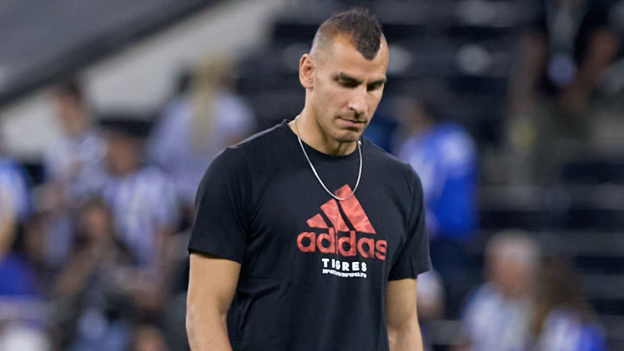 Liga MX veta a fan que orinó y a aficionada que bañó de cerveza a Gignac