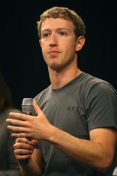 A pesar de esto, indudablemente llevará un tiempo acostumbrarse a las presiones de dirigir una empresa pública. Una vez que Facebook comience a vender acciones, se espera que Zuckerberg complazca a los nuevos accionistas, que incluyen firmas de Wall Street, fondos de inversiones de riesgo y de pensiones que lo presionarán para hacer que la empresa siga creciendo.