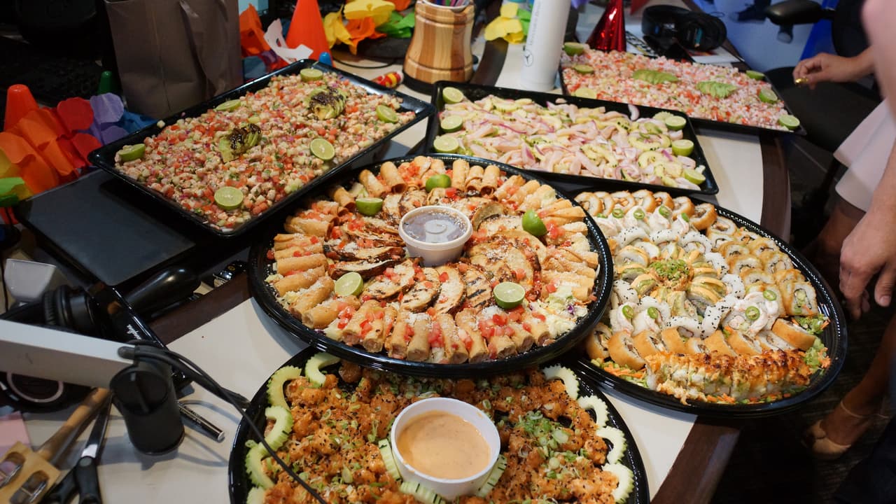 La Bronca cumplió años y se armó una fiesta en la cabina del Free-guey show.