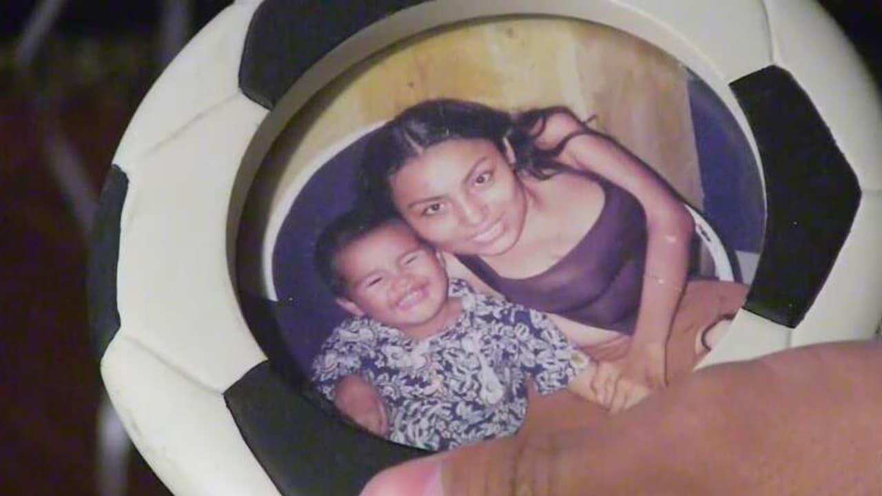 Juan González supera los obstáculos para graduarse con honores y honrar la memoria de su madre