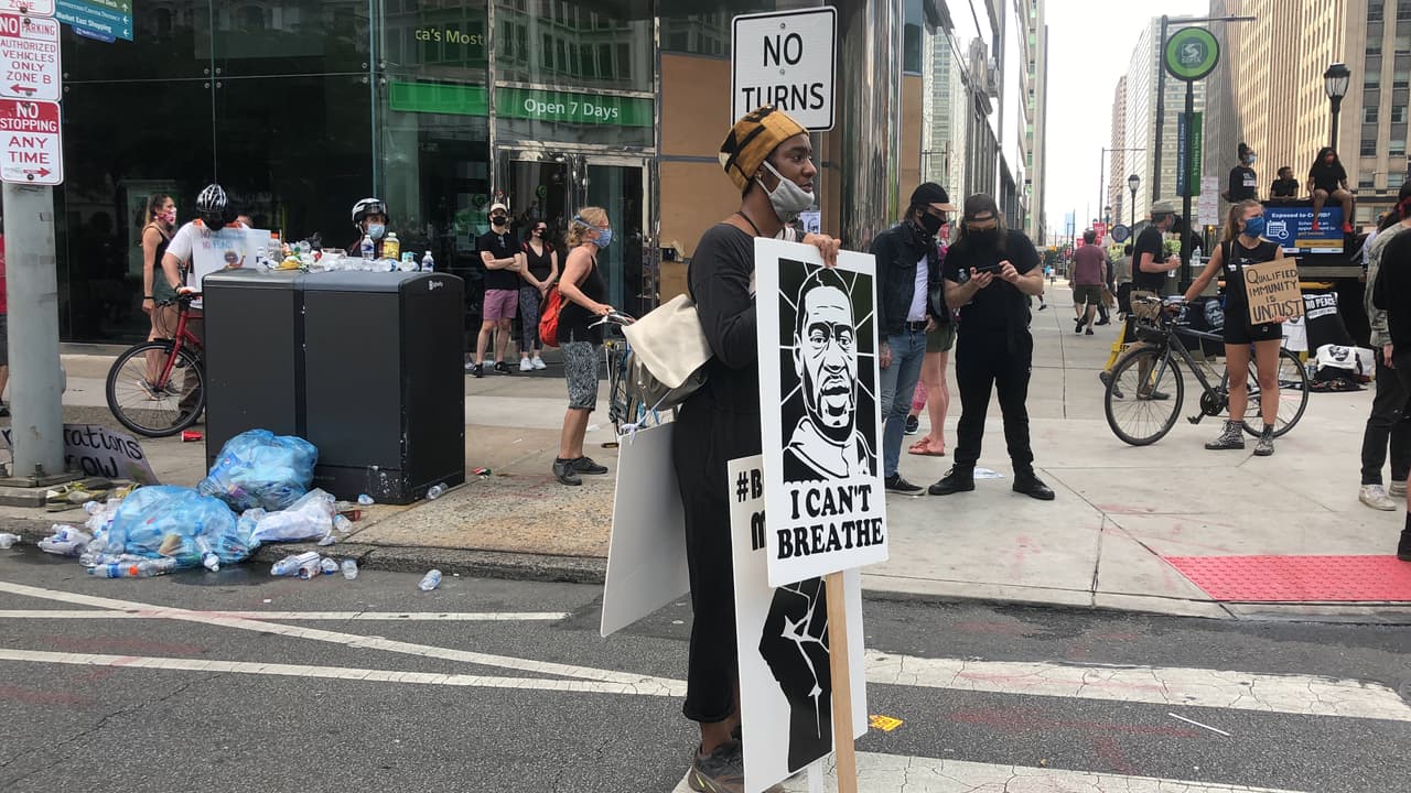 Los asistentes portaban variedad de carteles y mensajes.