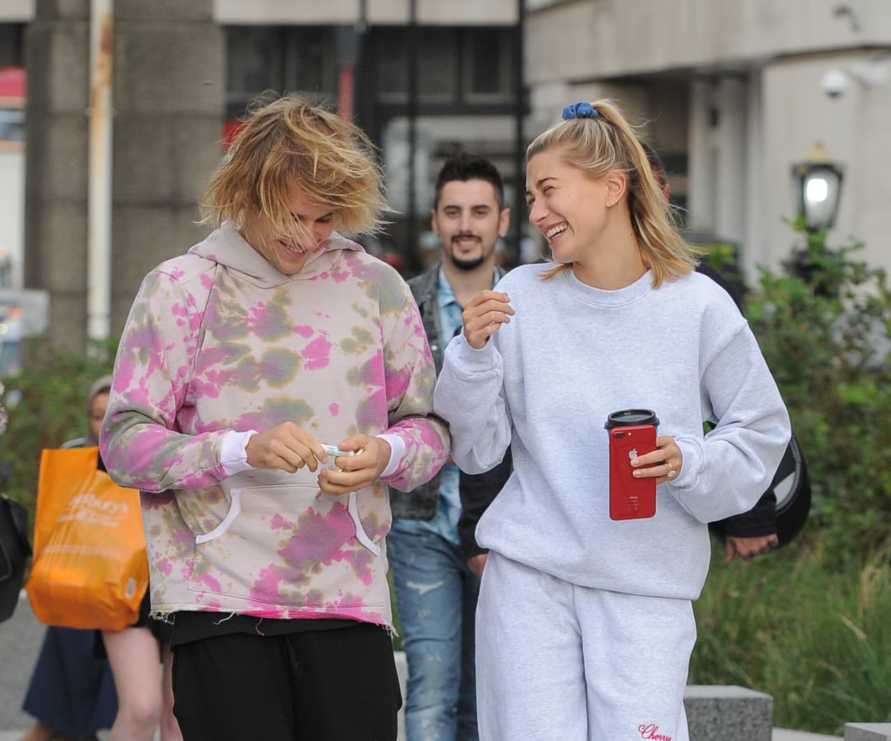 "(La boda) 
<b>será un cuento de hadas</b> con las mejores flores, luces y una fiesta completa. La pareja planea convertirlo en un asunto familiar con la incorporación de la hermana y hermano de Hailey, la hermana y el padre de Justin", dijo el informante.