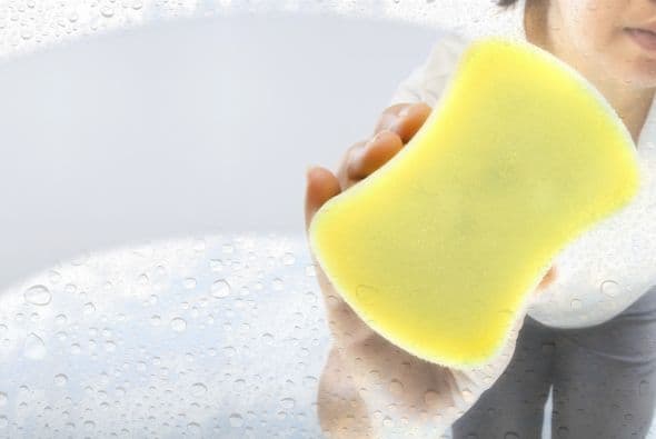 Para manchas recientes, aplica una capa de tu jabón desengrasante líquido y deja que actúe por unos minutos y procede a tallar con una esponja.