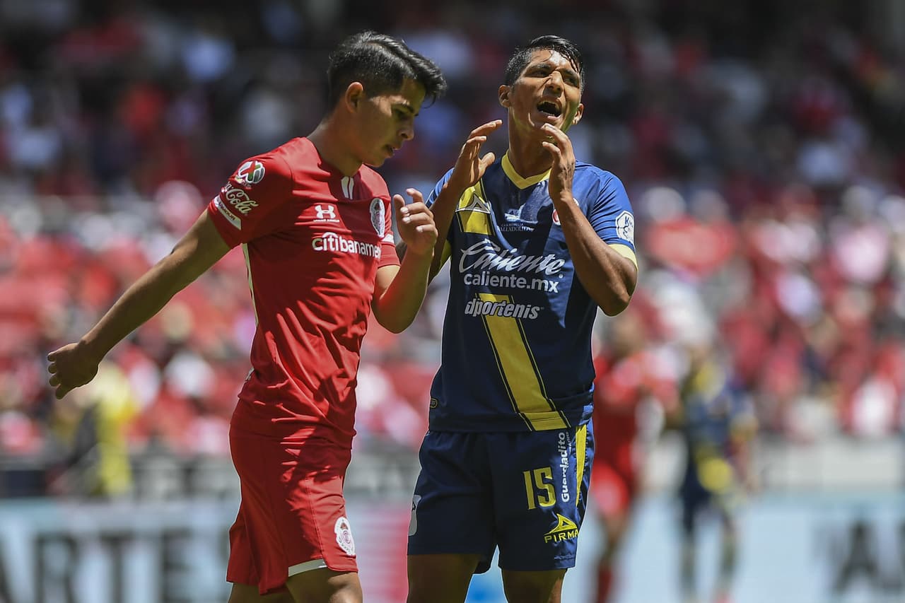 Cándido Ramírez lamenta una jugada errada. Se salva el Toluca.
