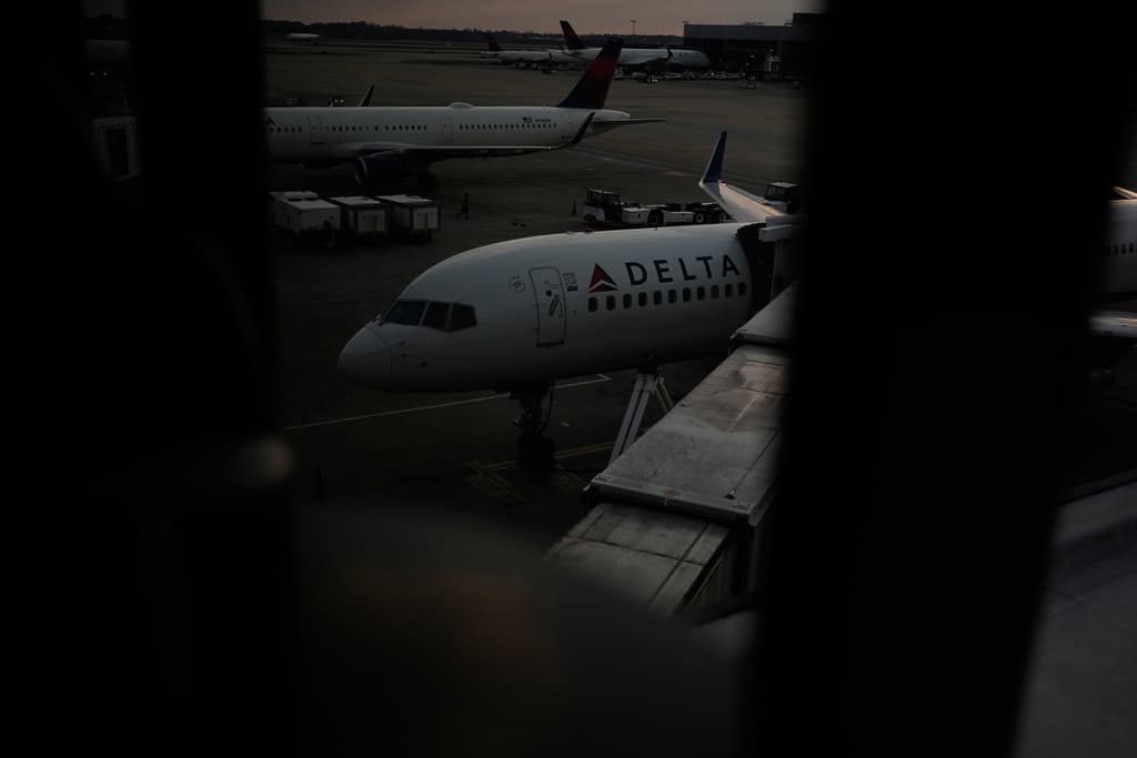 Vuelo Houston-Atlanta regresa de emergencia por disturbio abordo, un pasajero fue arrestado por agresivo