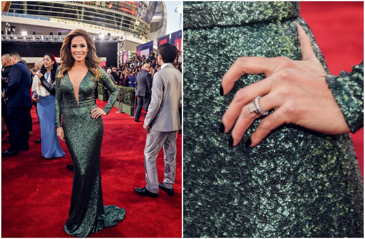 Karla Martínez, con un vestido verde llevó las uñas oscuras y padrísimas.