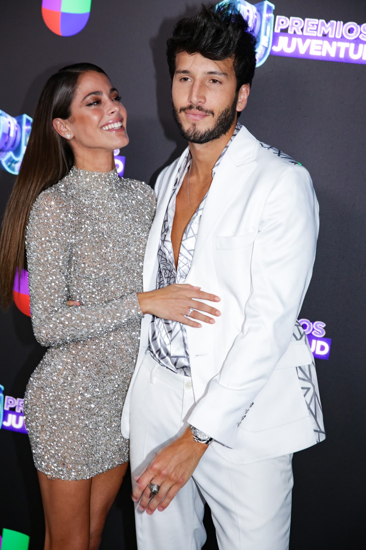 Ellos se estrenan en el escenario de Premios Juventud cantando juntos.