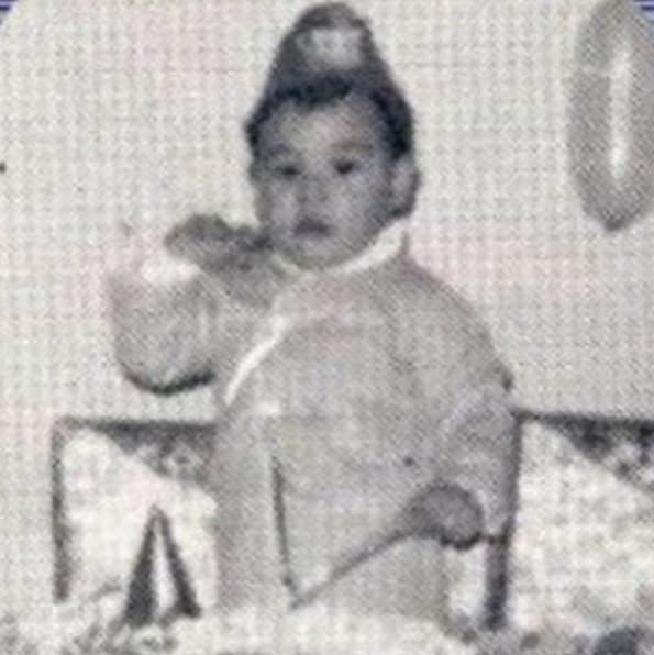 Nació el 21 de diciembre de 1967, en Caguas, Puerto Rico.