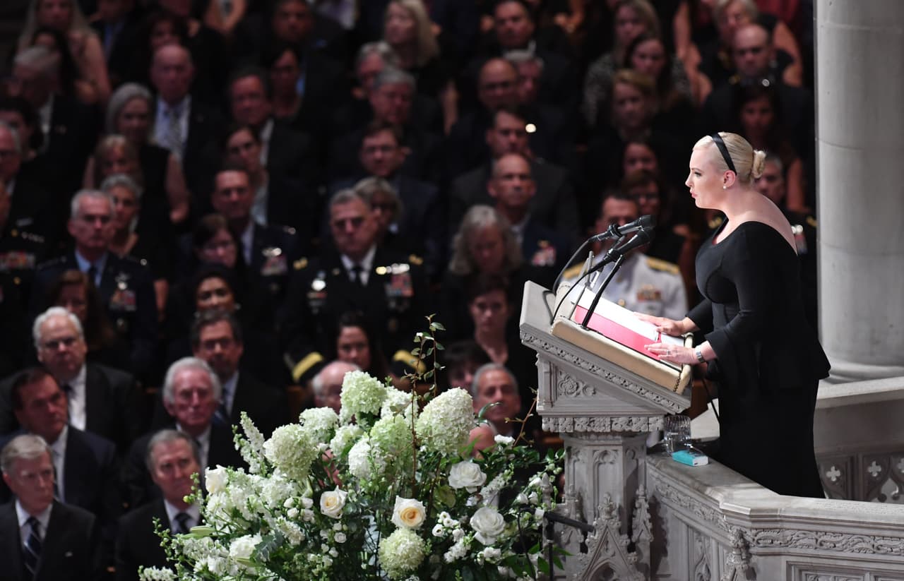 "Hoy estoy aquí ante ustedes diciendo las palabras que nunca quise decir, dando el discurso que nunca he querido dar, sintiendo la pérdida que nunca he querido sentir", dijo Meghan McCain para luego agregar: "Mi padre se fue".