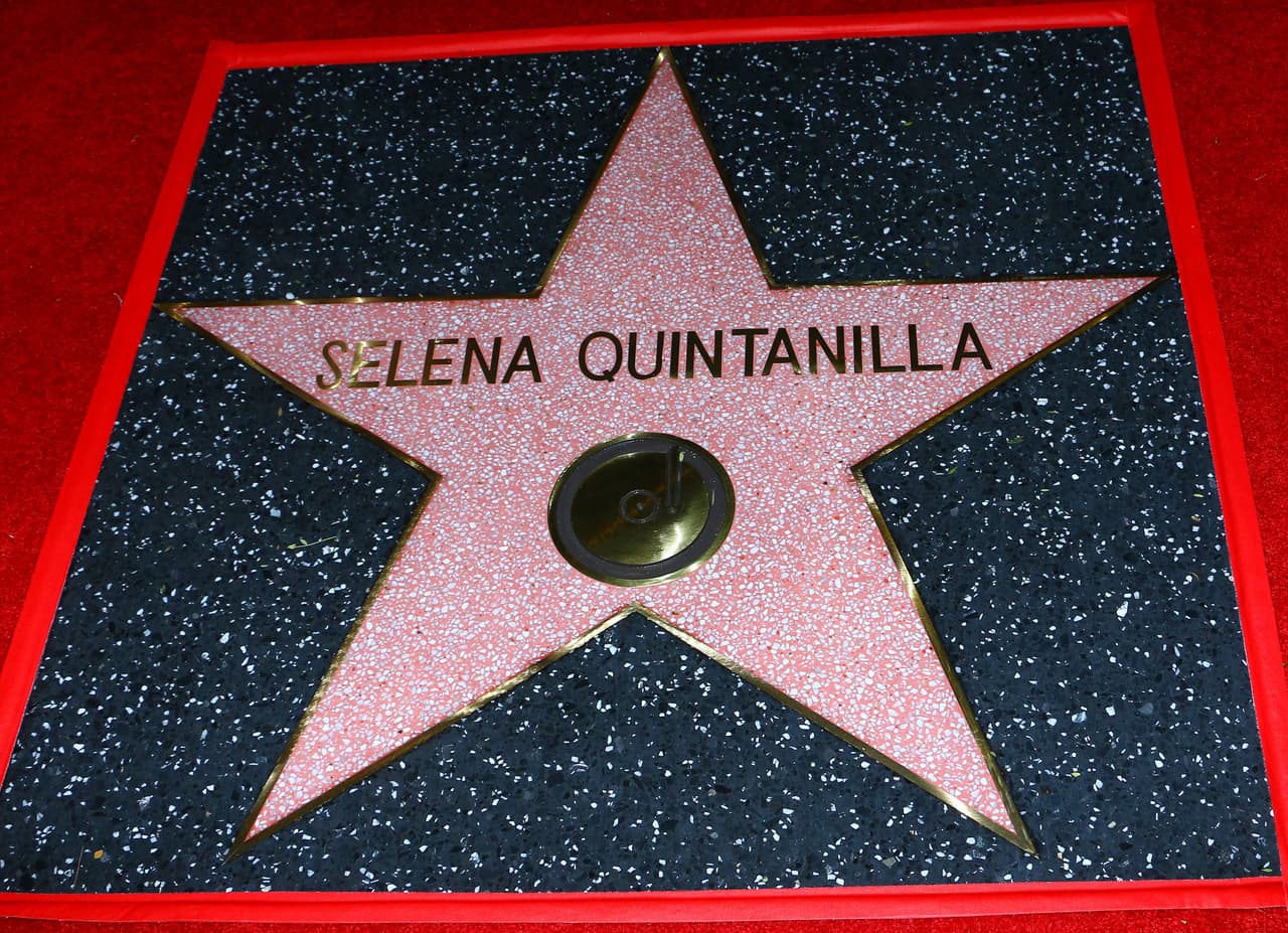 En 1995 la estrella de Selena Quintanilla se apagó con su trágica muerte, pero 22 años después llegó otra para iluminar a la cantante, y es que este el 3 de noviembre de 2017 la ‘Reina del Tex-Mex’ recibió a manera de homenaje póstumo una estrella con su nombre en el Paseo de la Fama de Hollywood.