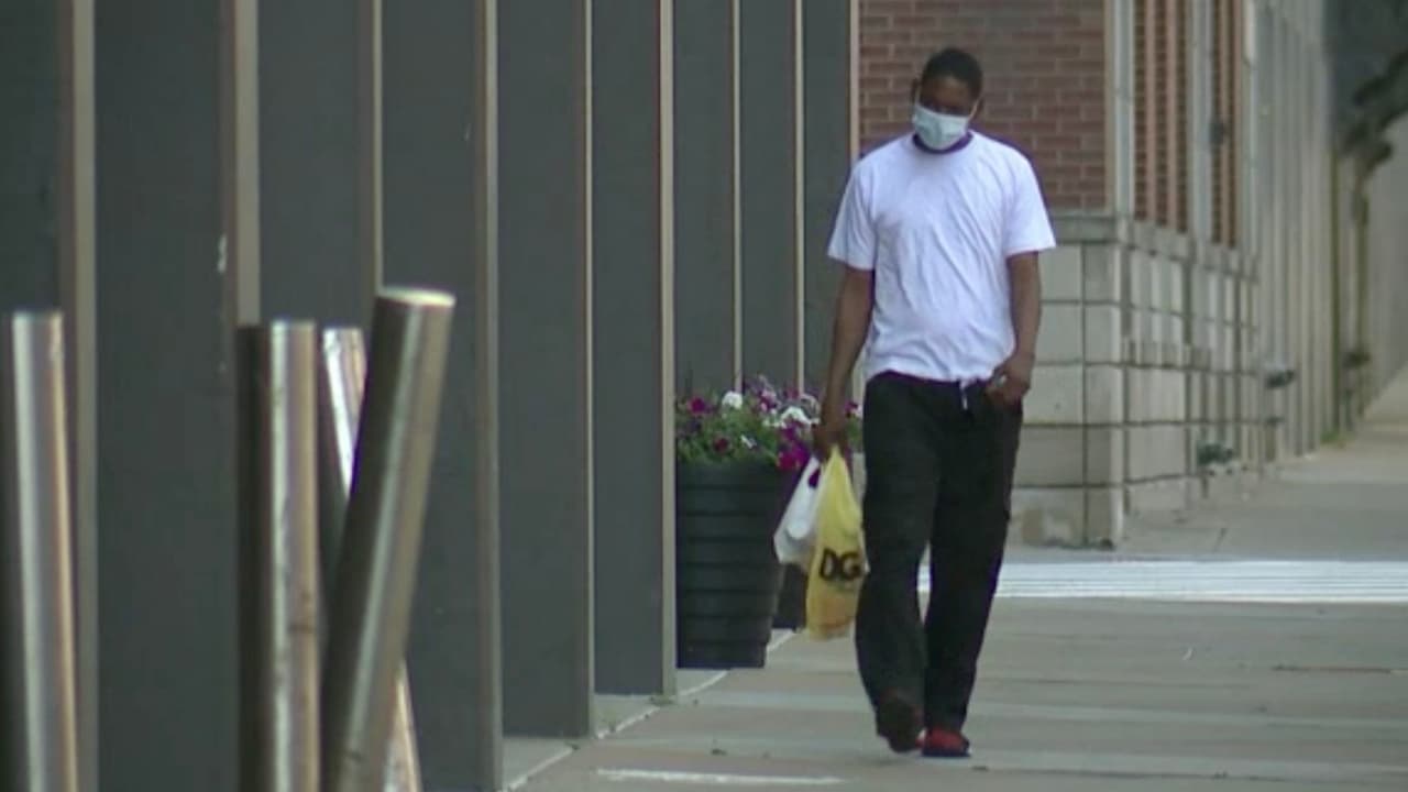 “Se transmite de la misma manera por vía de gotitas orales o nasales de una persona infectada a través del aire”, comentó el doctor Yudovich.