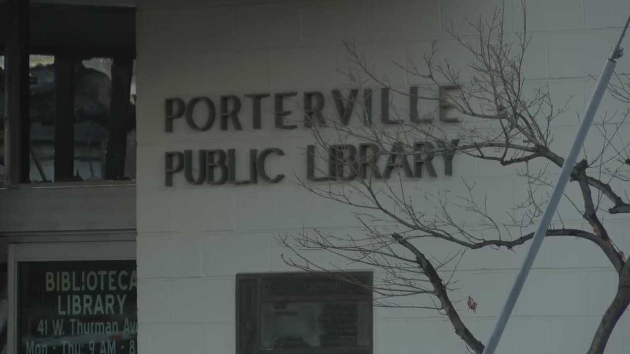 Así lucía la biblioteca pública de la ciudad de Portervirlle, California, que fue presuntamente incendiada por dos niños de 13 años, el martes 18 de febrero.