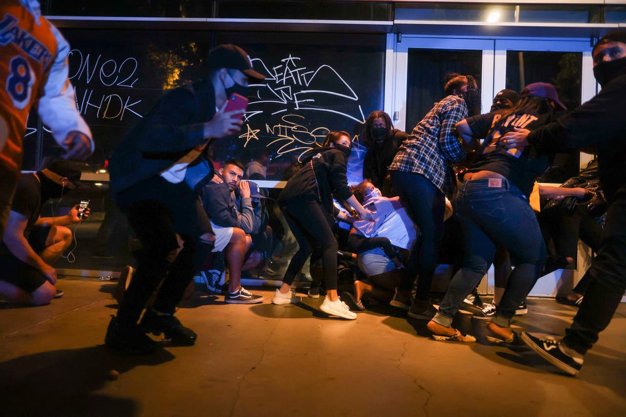 La Policía de Los Ángeles debió intervenir para controlar a una multitud de aproximadamente 2,000 personas que en su mayoría no respetaron las medidas del distanciamiento social requeridas en tiempos de pandemia.