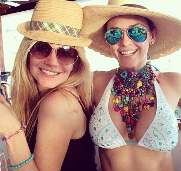 Eran apodadas 'Las güeras' en su grupo de amigos, esta foto la posteó una fan que escribió: "Hace 12 meses de esta foto".