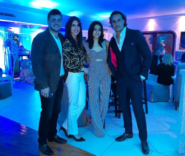 La pareja de enamorados ha asistido juntos a eventos donde los medios de comunicación les piden que posen para la cámara.