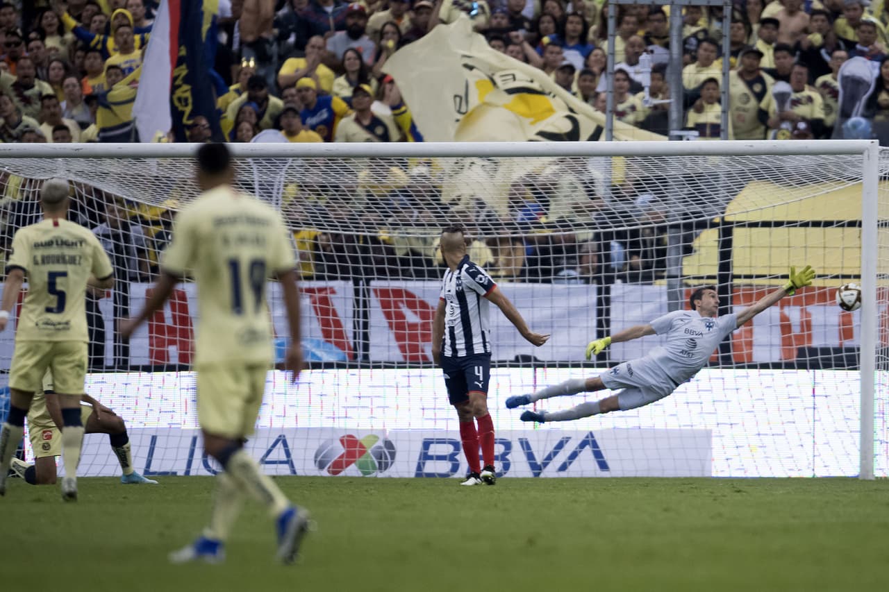 Pone el balón pegado al poste, imposible para Barovero: América lo gana 2-0.