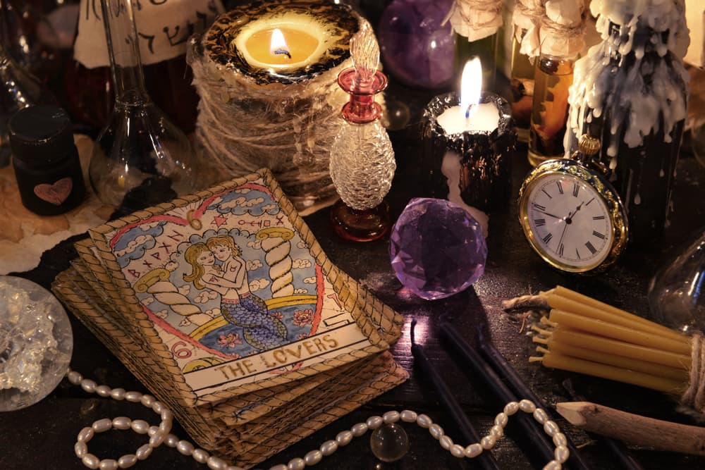 El tarot puede servir como una herramienta de autoconocimiento o una guía de comprensión de nuestro ser, nos puede ayudar a conseguir respuestas a las diferentes consultas y dudas que tengamos.