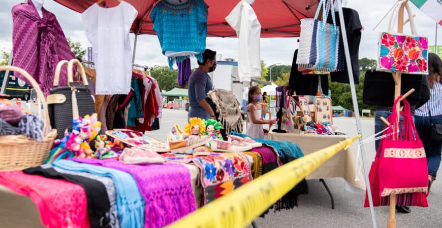 El Food Truck / Vendors Rodeo contará con camiones de comida latinoamericanos y vendedores de artesanías que los asistentes pueden ver, ordenar y comprar desde la comodidad de su vehículo.