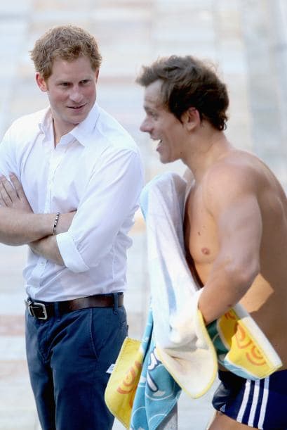 El príncipe Harry en Brasil saluda a un nadador en el Club de Tenis Minas, en Belo Horizonte.