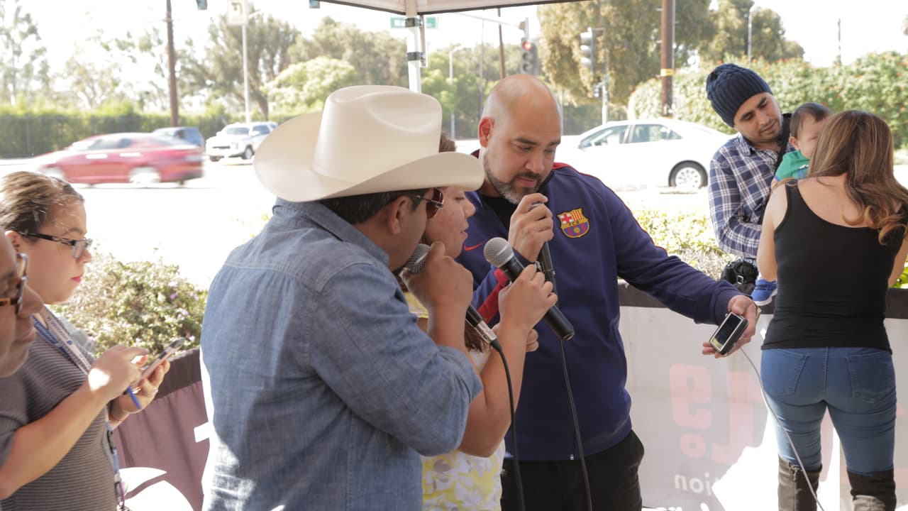 'El Bueno, La Mala y El Feo' entregando boletos en la ciudad de Carson.