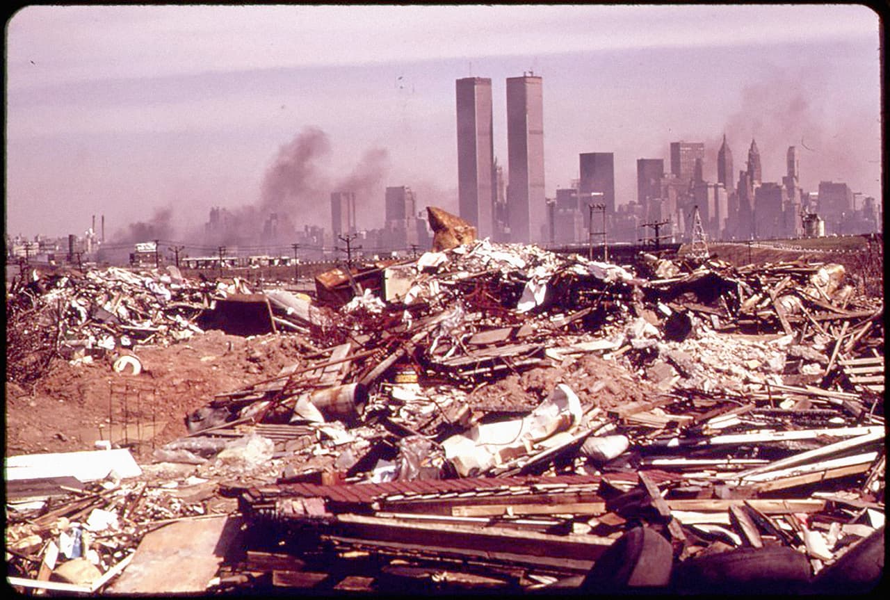 La EPA ha encabezado la guerra contra la basura en EEUU. A lo largo de los años, la agencia ha impulsado el reciclaje, los vertederos regulados y ha creado normas para las cámaras municipales de combustión de desechos. En la foto, vertederos ilegales cerca de la autopista de New Jersey, frente a Manhattan en 1973.