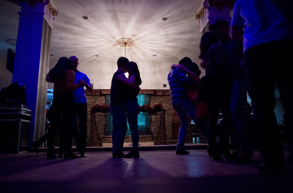 El movimiento básico del baile es una serie de pasos simples que produce un movimiento de adelante para atrás, o de costado a costado.