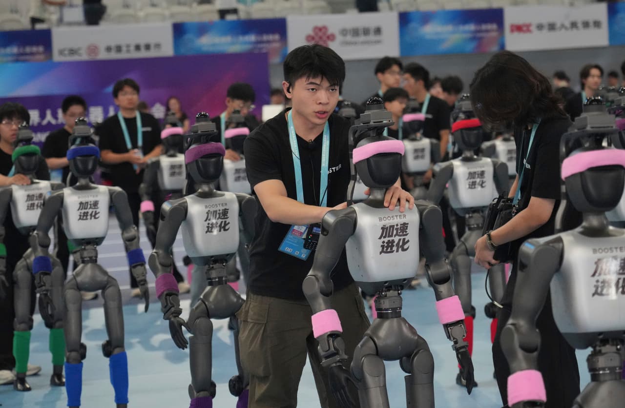 Los robots se preparan para la ceremonia de inauguración de los Juegos Mundiales de Robots Humanoides en Pekín, el sábado 22 de agosto de 2026.