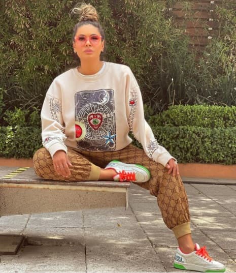 En el clóset de la famosa también hay un par diseñado por Chanel. Ella lo combinó con un look deportivo con el que lucía muy cómoda y fashionista.