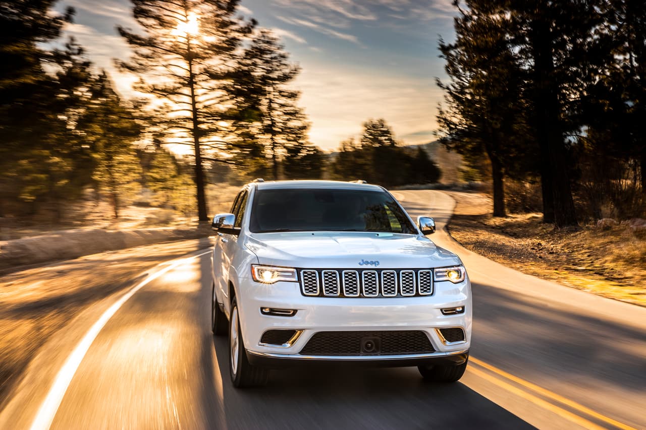<b>Jeep Grand Cherokee 2018</b>
<br>
<b>Calificación: Pobre</b>
<br>Otra de las camionetas con más seguidores en el mercado estadounidense que sale mal calificada en las pruebas del IIHS, organismo que a partir de este año obliga a los fabricantes a instalar medidas de protección para los pasajeros delanteros.