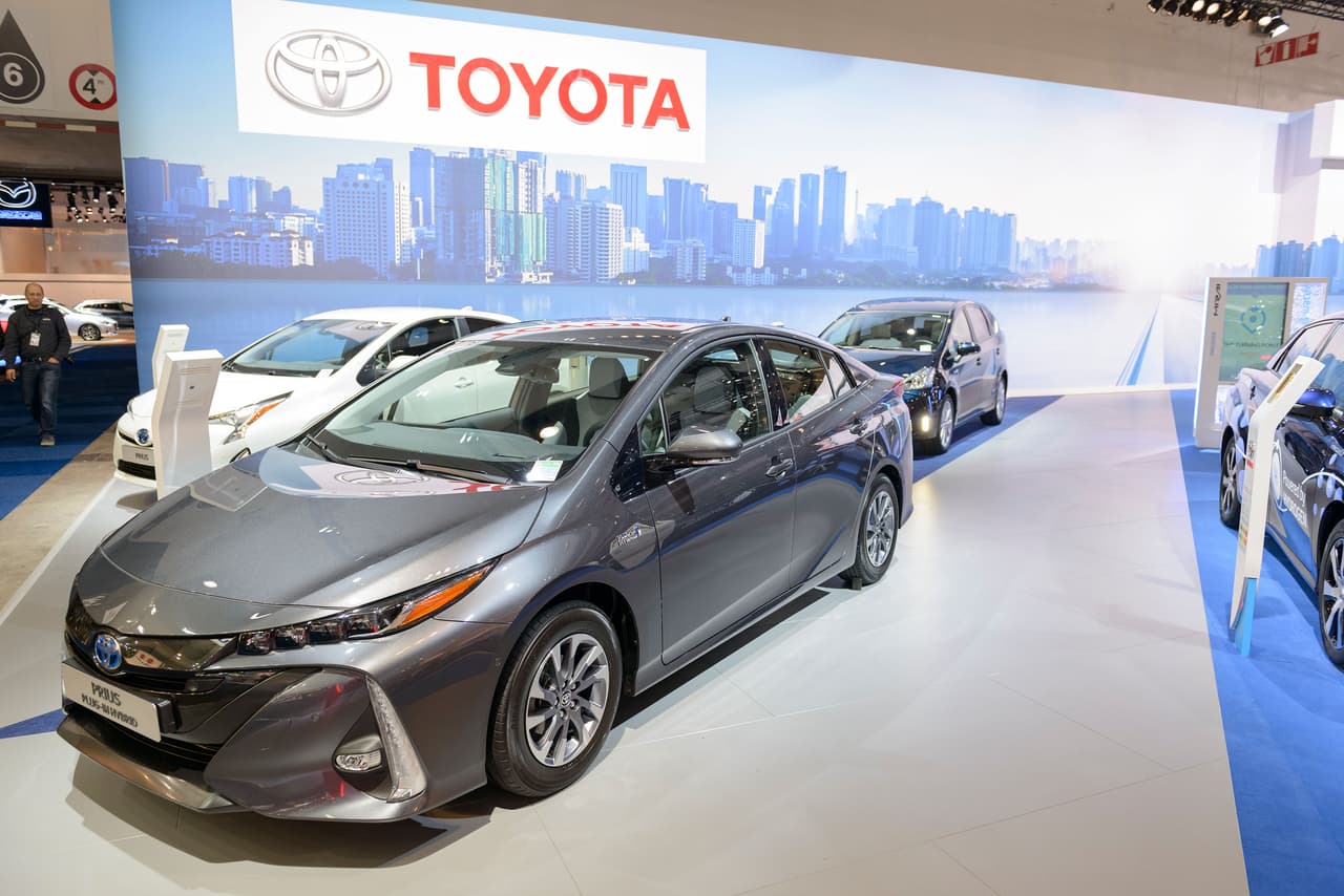<b>Puesto 10. Toyota </b>
<br>
<br>
<b>Comercial: modelo Prius, ‘la persecución más larga’</b>
<br>
<br>
<b>Duración: 90 segundos</b>
<br>
<br>
<b>Costo: 14.4 millones de dólares</b>
<br>
<br>
<b>Año: 2016</b>
<br>
<br>Este comercial muestra a un grupo de ladrones de bancos intentando escapar de la policía en una intensa persecución. 
<br>
<br>Para calcular el costo de transmisión de estos comerciales, el portal financiero GoBankingRates hizo un cálculo con las tarifas de transmisión de cada año y la duración de las piezas. También utilizó datos publicados por ESPN, CNBC y otros medios. 
<br>
<br>(Para ver el comercial en youtube: https://youtu.be/vDChV1Nx3P4) 
<br>