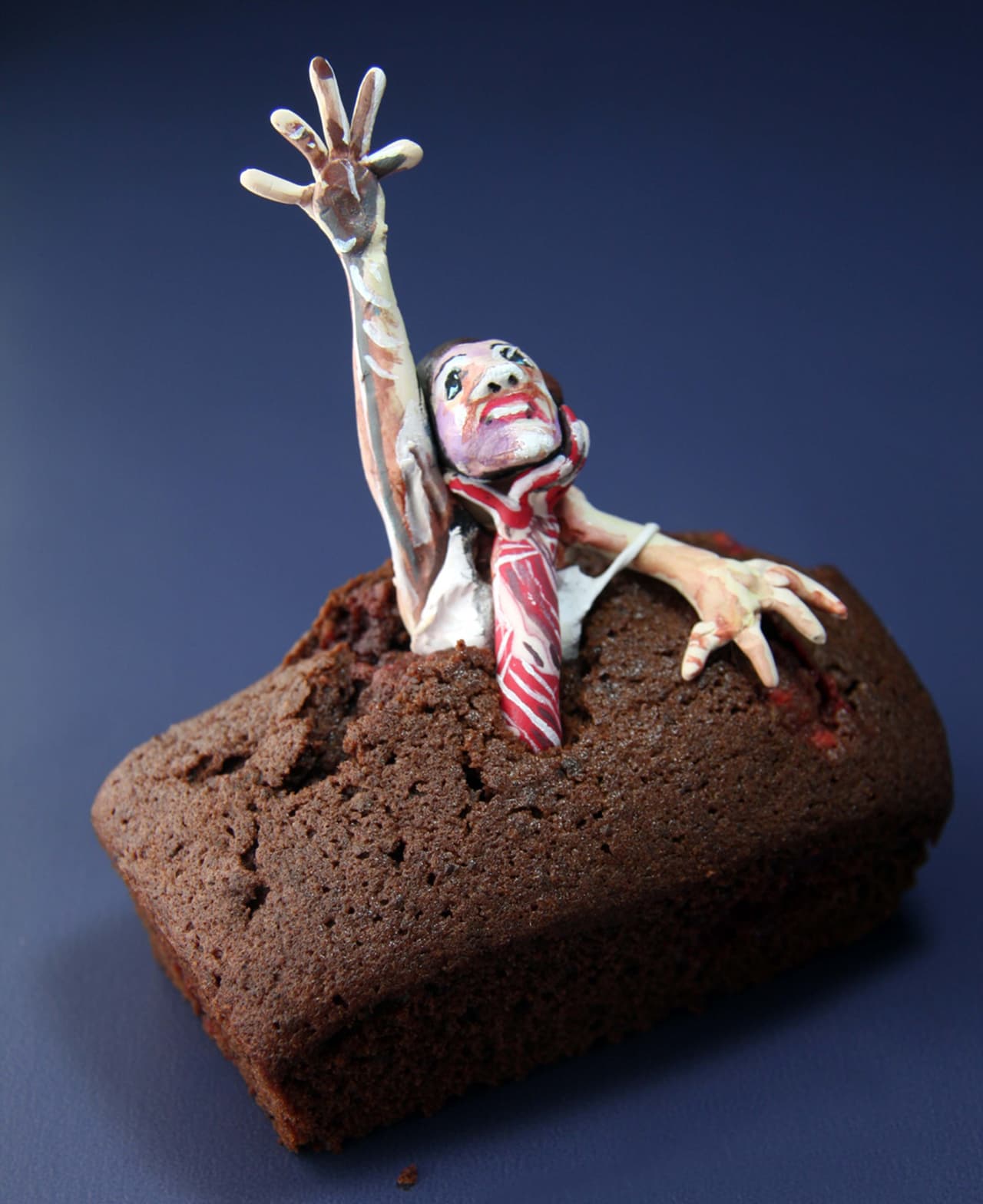 Para la mujer, crear estos espantosos y riquísimos postres es terapéutico, este espeluznante brownie esta inspirado en 'The Evil Dead'.