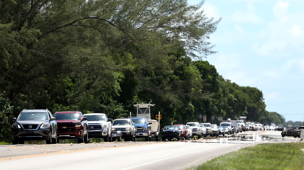La fila de autos que intentan salir por la vía principal de los Cayos de Florida, en Islamorada.