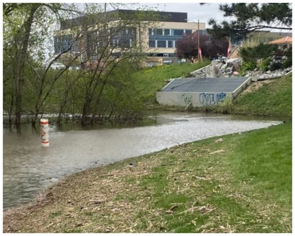 El equipo de rescate de Swift Water está colocando boyas de peligro alrededor de las áreas de alta resaca en Sugarhouse Park para mantener a las personas fuera del área.