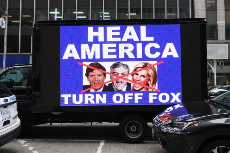 Por qué Fox News promovió la idea del fraude de Trump si su dueño y los presentadores sabían que era "descabellada"