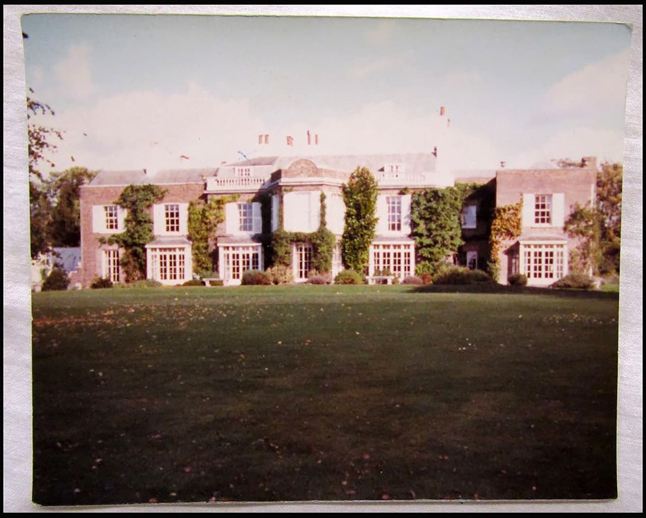 El sitio donde se encontraban era Thatched House Lodge en Richmond, Londres.
