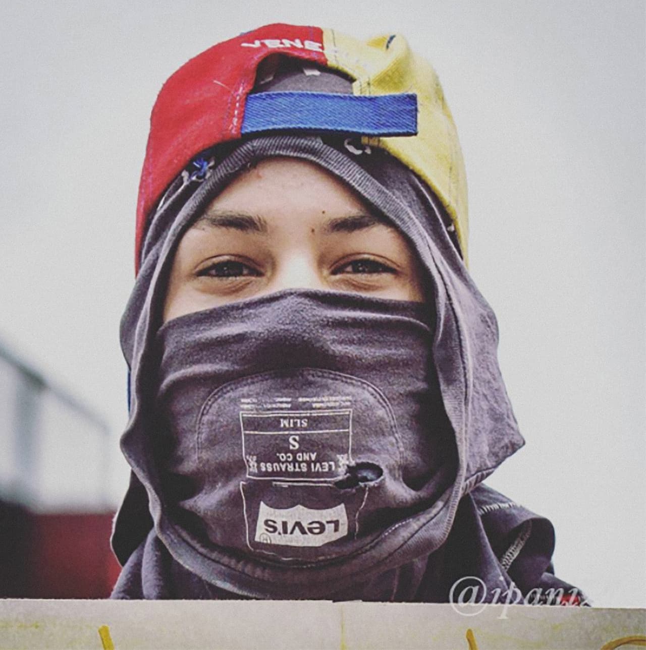 Esta imagen de ‘Neón’ difundida por el fotógrafo Isaac Paniza, se ha convertido en un símbolo contra la represión de las manifestaciones por parte del gobierno.