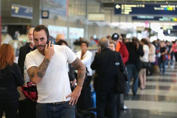 Un hombre que intentó incendiarse en el sótano del centro de control de tráfico aéreo en Aurora provocó la suspensión de operaciones en O'Hare y Midway. 