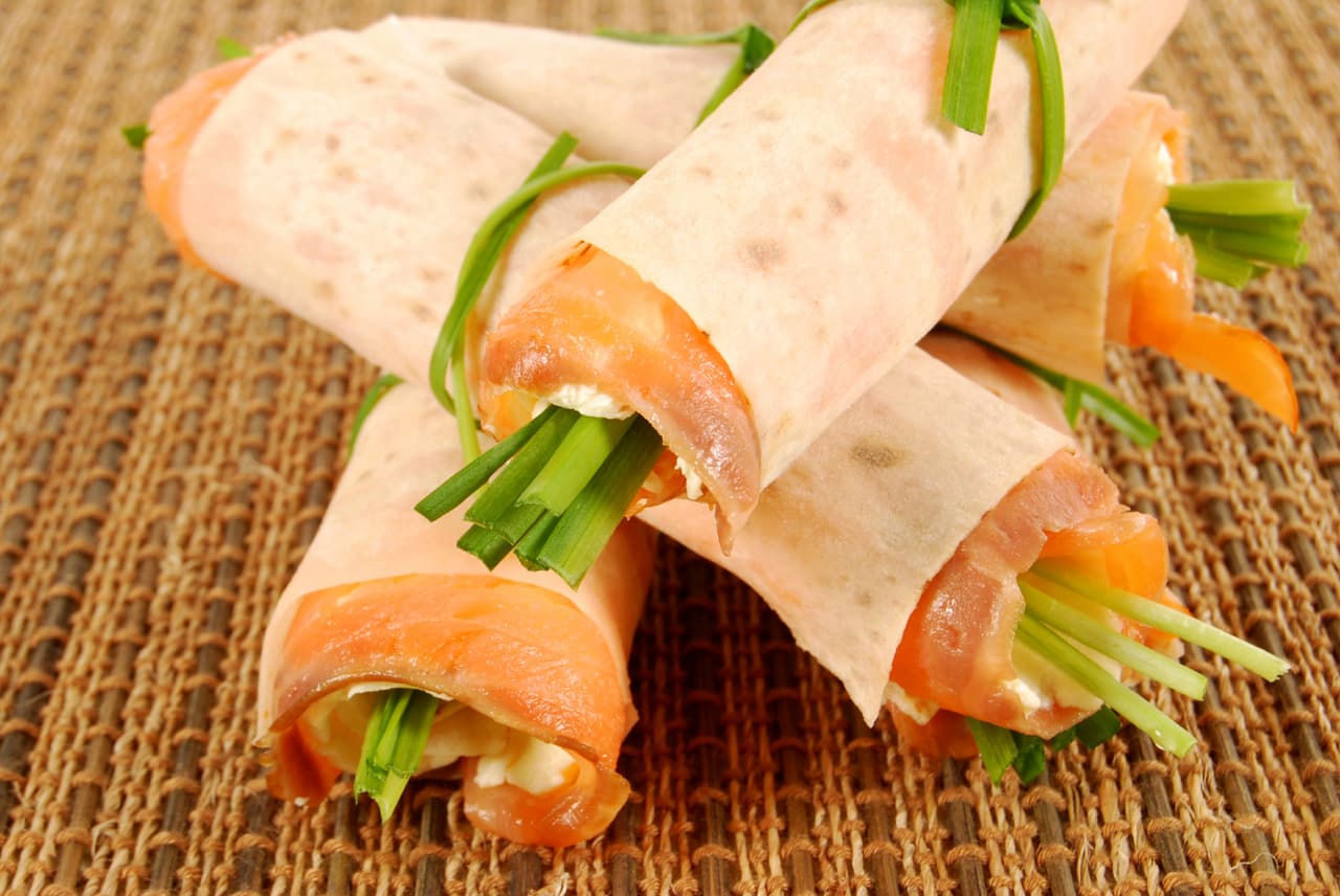 Agrega 2 huevos revueltos o hervidos (en trozos), y algunas fetas de jamón o pavo. Enrolla y, ¡listo!