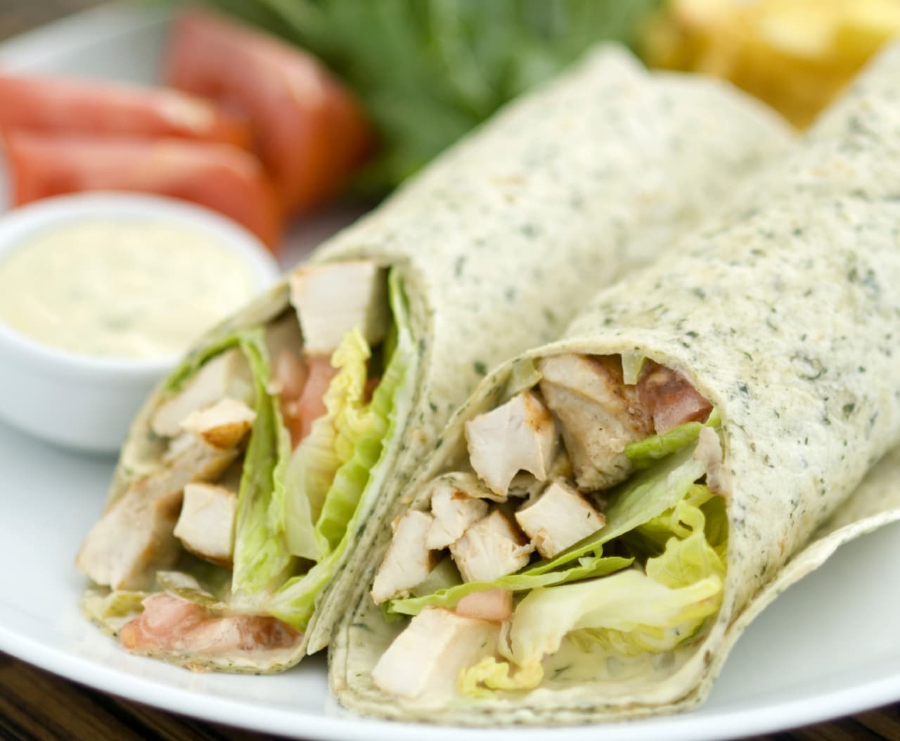 Procedimiento. Coloca 1 feta de queso ‘cheddar’ sobre 1 ‘wrap’ libre de gluten (checa la etiqueta) y calienta en el horno o sartén hasta que el queso comience a derretirse.