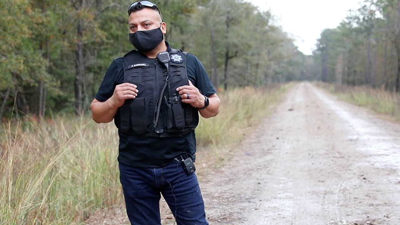 El oficial Almendarez decidió enfrentar a los tres sospechosos, cuando caminaba hacía ellos los hombres comenzaron a disparar; él recibió varios balazos pero pudo disparar contra dos de los sospechosos que salieron huyendo del lugar.