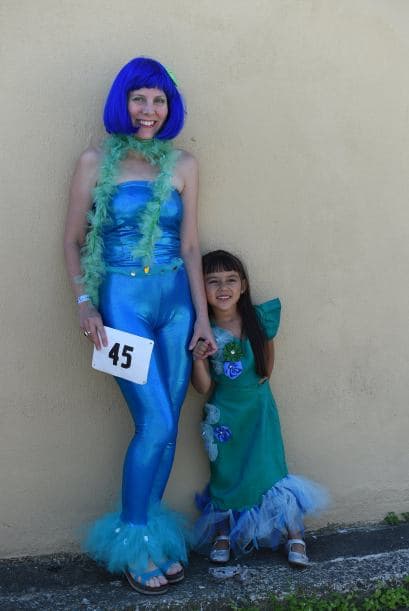 Jóvenes, ancianos, familias con sus niños...