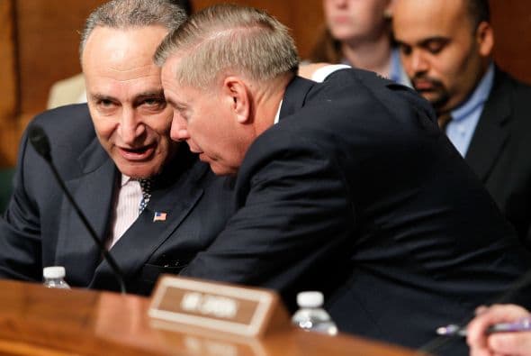 11 de noviembre. Los senadores Charles Schumer (demócrata de Nueva York) y Lindsey Graham (republicano de Carolina del Sur), anuncian que retomaron conversaciones suspendidas en marzo de 2010 para redactar un plan de reforma migratoria. El proyecto incluye una vía de legalización para indocumentados sin antecedentes criminales. Para ser aprobado, el proyecto requiere 218 votos en la Cámara de Representantes y 60 en el Senado. Tanto demócratas como republicanos no tienen, por separado, los apoyos necesarios.